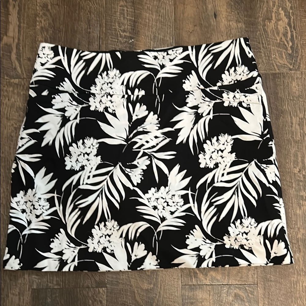 SC & CO Ladies' Tummy Control Skort -XXL Black and White‎ Floral Hawaii Golf